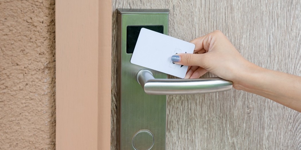 Jak działa karta hotelowa?